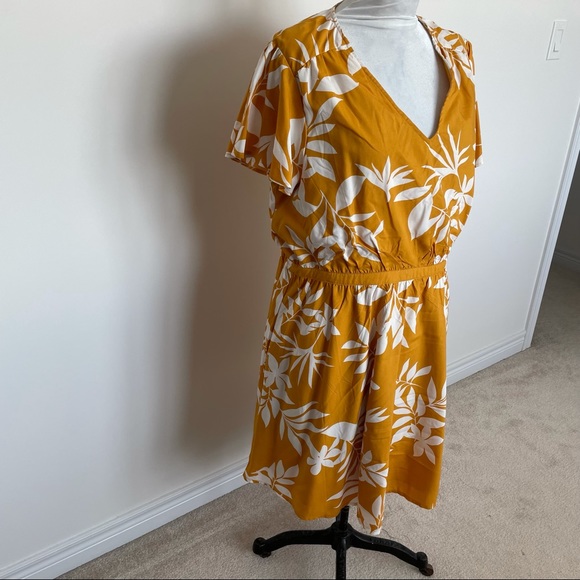 2 for $20 NWOT Mustard yellow and white dress - Picture 3 of 7